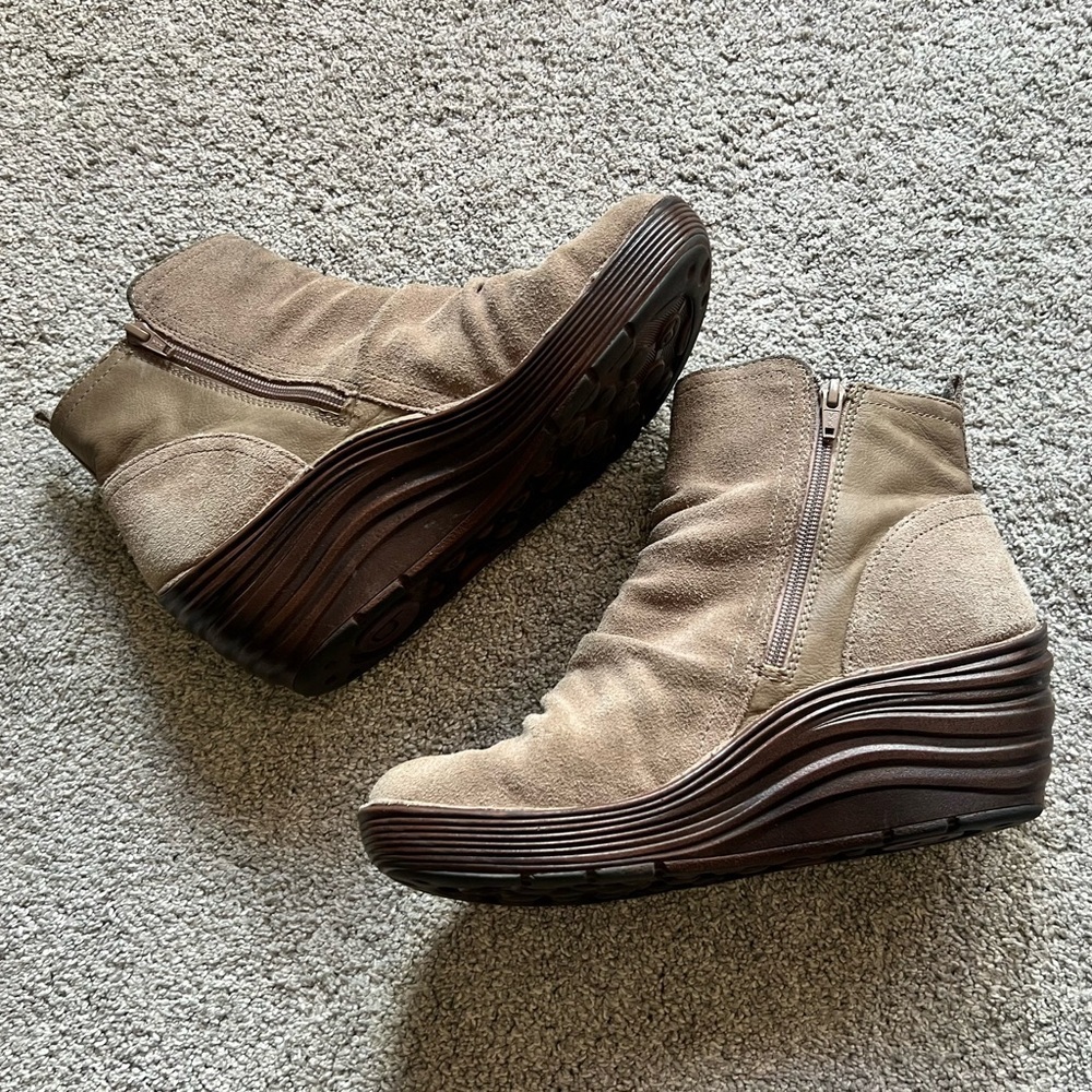 Bionica Gilford Boots Women's Size 10 Tan Suede Leather Ankle Wedge Booties Zip - Picture 2 of 6